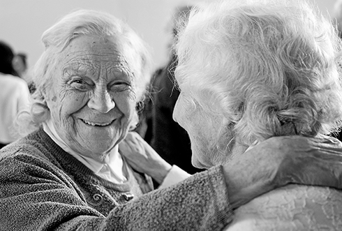 Geriatra en Sevilla valorando si una persona con demencia puede seguir viviendo sola